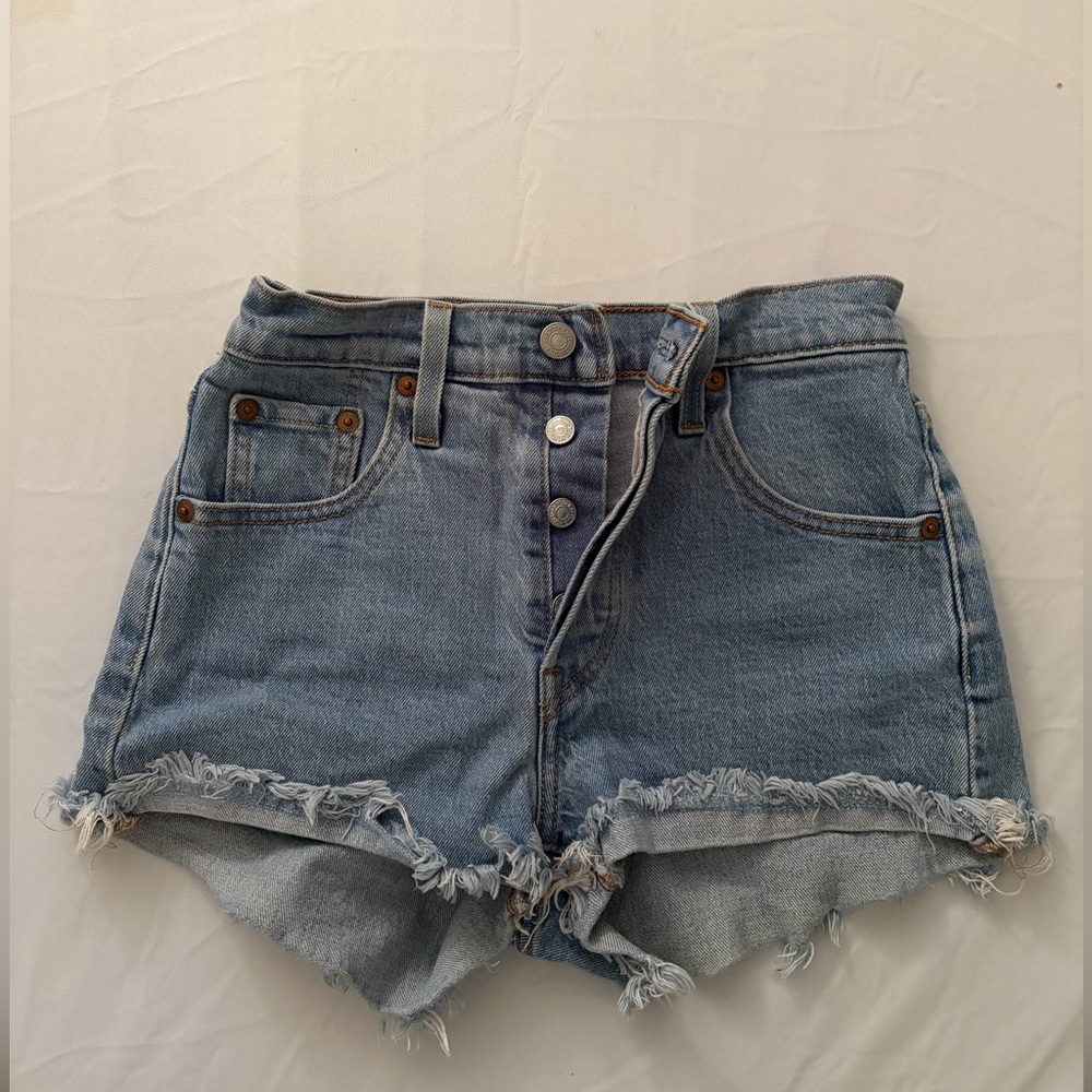 Levi’s 501 Cutoff Denim Shorts – Light Wash